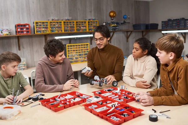 Groep kinderen met leraar in de ingenieursklas — Stockfoto