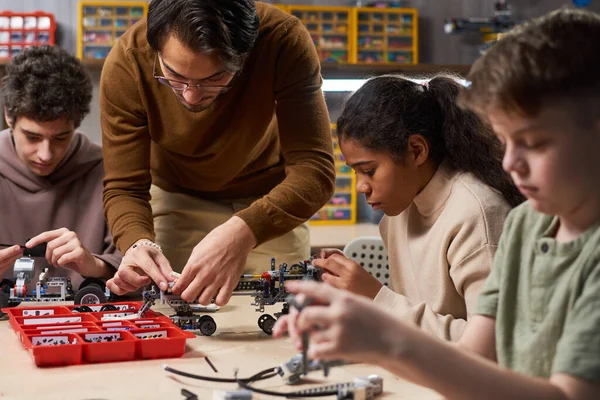 Diverse kinderen bouwen robots op school — Stockfoto