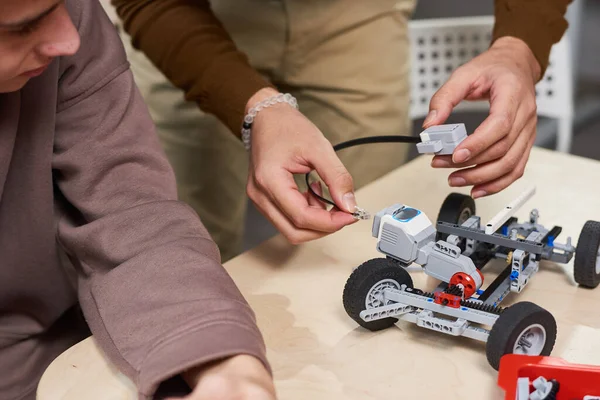 Создание электрического робота в школе — стоковое фото