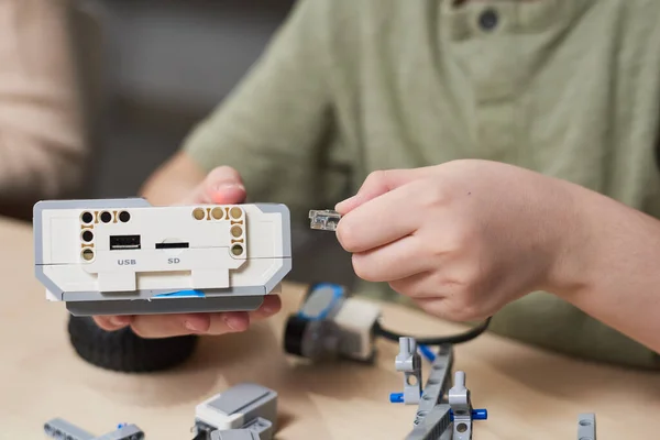 Ребенок строит электрического робота — стоковое фото