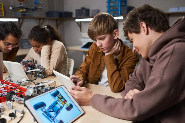 Παιδιά που προγραμματίζουν ρομπότ στην τάξη μηχανικών — Φωτογραφία Αρχείου