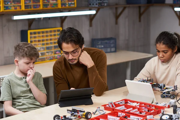 Professor Ajudando Menino na Classe de Robótica — Fotografia de Stock