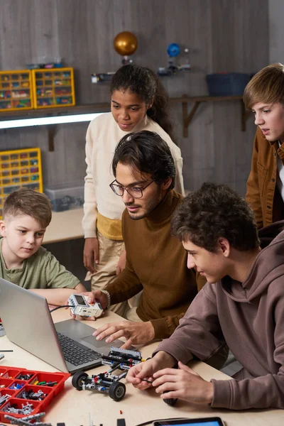 Barn med lärare i programmeringsklass — Stockfoto