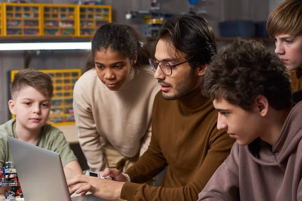 Mannelijke Leraar met Kinderen in Programmeerklas — Stockfoto