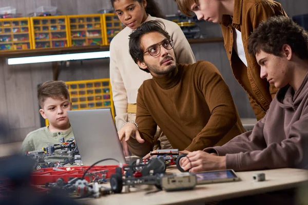 Mannelijke leraar in ingenieursklas — Stockfoto