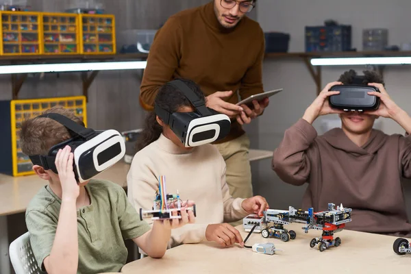 Niños con VR en clase de robótica —  Fotos de Stock