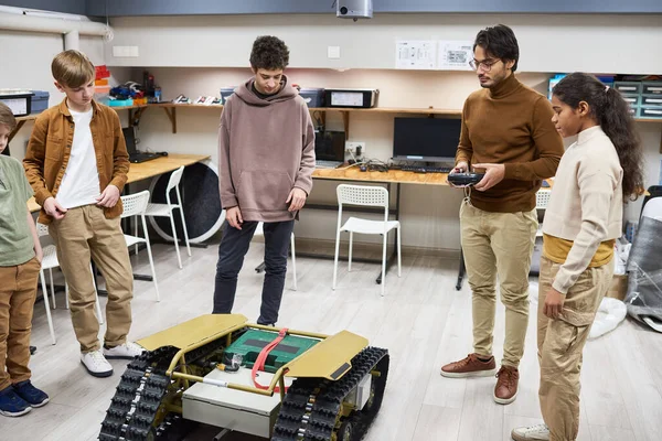 Robot Crawler w klasie inżynierskiej — Zdjęcie stockowe