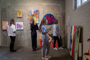 Sanat galerisindeki sergiyi ziyaret edenler