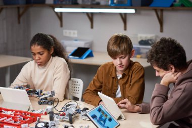 Gençler bilgisayarlarda robot projeksiyonu yapıyor.