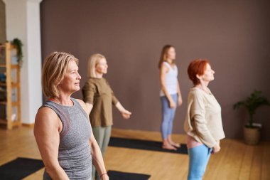 Spor salonunda aktif kıyafet eğitimi alan bir grup kadın.