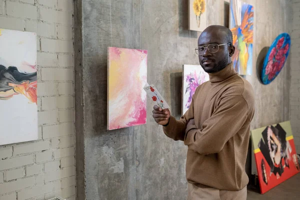 Hombre africano visitando galería de arte — Foto de Stock