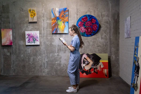 미술 전시관에서 일하는 젊은 여자 — 스톡 사진