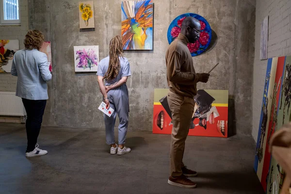 Group of people visiting the art gallery — Stock Photo, Image