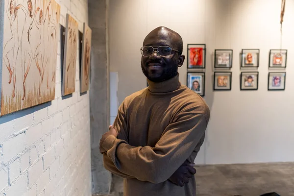 Homem africano visitando museu de arte — Fotografia de Stock