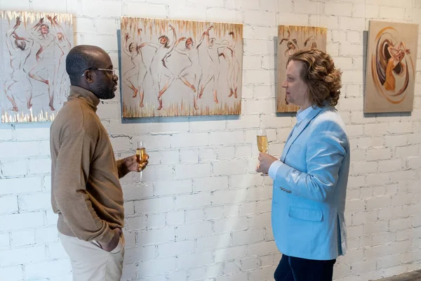 Hommes discutant d'art en studio — Photo