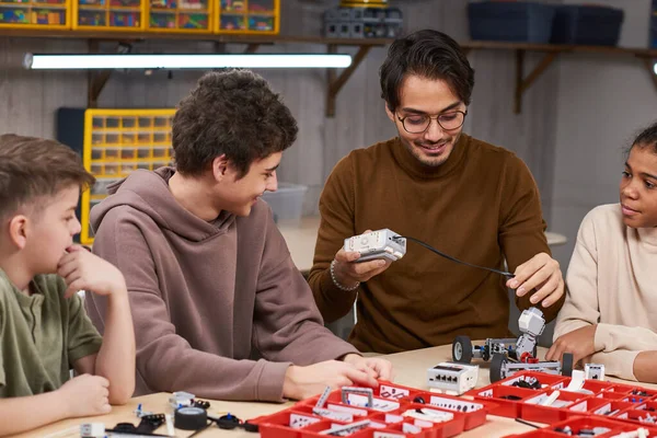 Étudiants avec robot de construction d'enseignants en classe — Photo