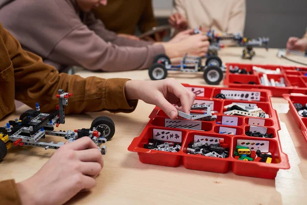 Дети строят искусственные автомобили от конструктора — стоковое фото