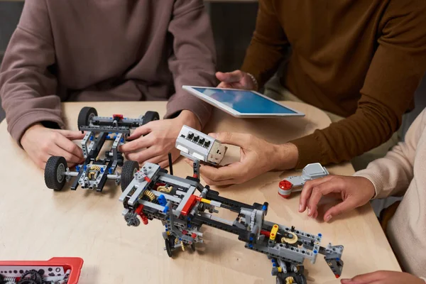 Исследователи соединяют роботов с планшетным компьютером — стоковое фото