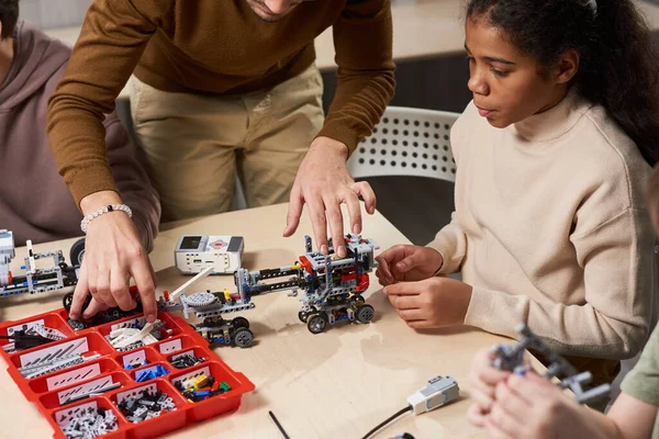 Flicka gör en robot på naturvetenskapliga lektionen — Stockfoto