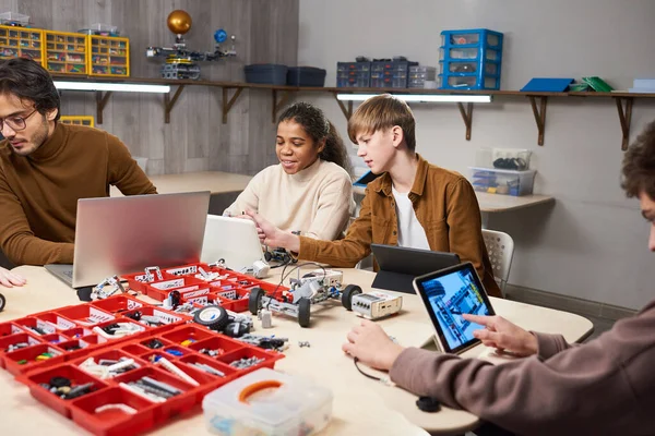 Tieners maken robots in robotica school — Stockfoto