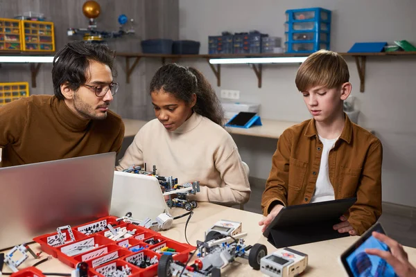 Barn som arbetar med artificiell intelligens — Stockfoto