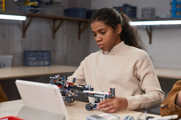 Děvče vyrábějící robota z konstruktéra na hodině vědy — Stock fotografie