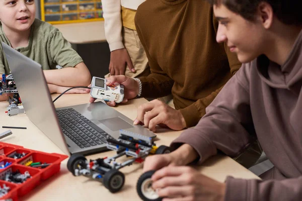Jugendliche nutzen Laptop bei Robotikstunde — Stockfoto