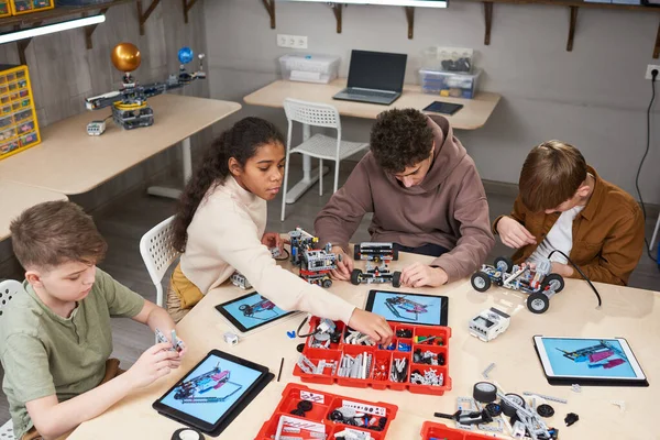 Studenten die robots bouwen volgens het project — Stockfoto