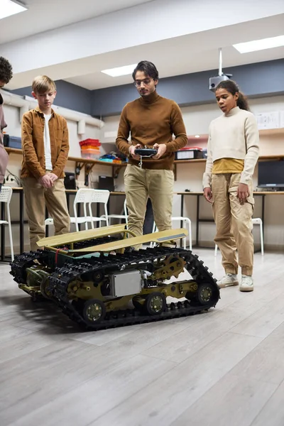 大きなロボットマシンを作る学生と教師 — ストック写真
