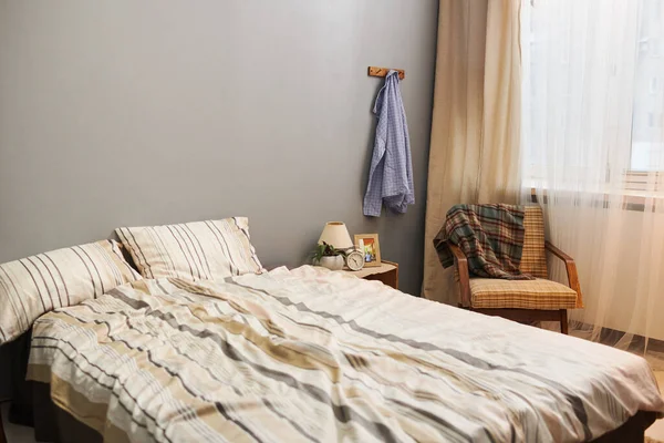 Διπλό κρεβάτι με δύο μαξιλάρια και ριγέ ύφασμα — Φωτογραφία Αρχείου
