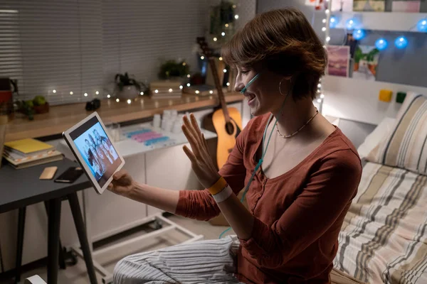 Glückliches Teenager-Mädchen schaut ihre Freunde auf Tablet-Bildschirm an — Stockfoto