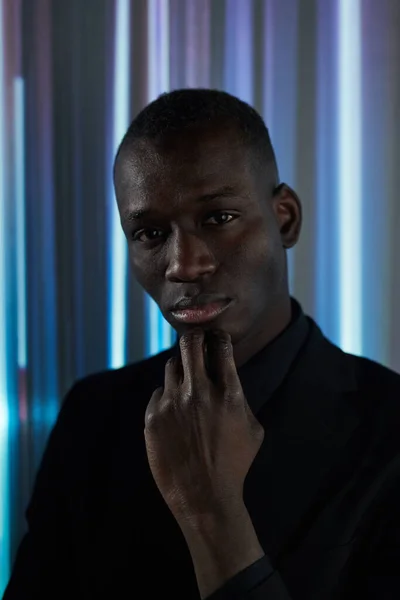 Afrikai férfi sötét öltönyben. — Stock Fotó