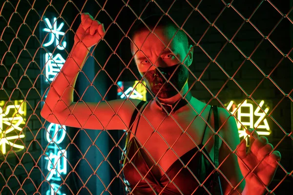 Cyberpunk-Mädchen steht hinter Gittern — Stockfoto