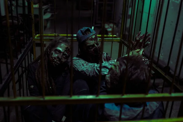 Zombies dans une cage en métal — Photo