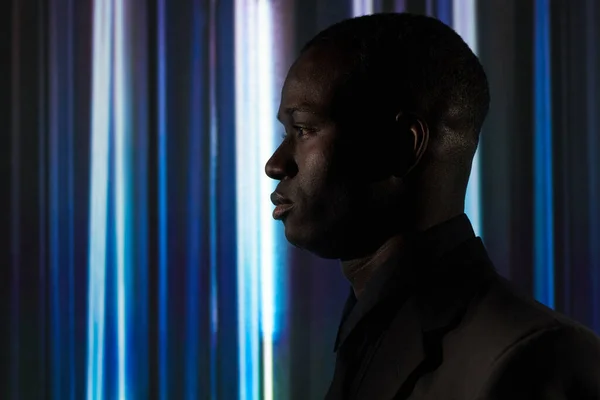 Afrykański poważny mężczyzna w ciemnym garniturze — Zdjęcie stockowe