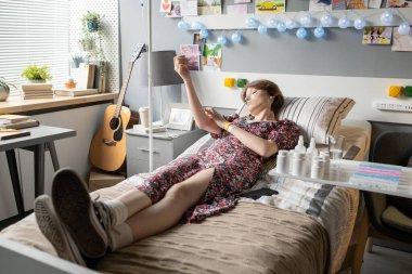 Hasta kadın hastane yatağında yatıyor.