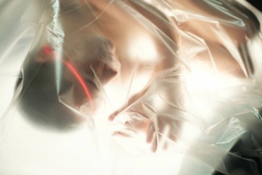 Masada selofanla kaplı genç kadın siber punk.