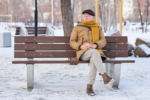 Senior man geniet van de frisse lucht buiten — Stockfoto