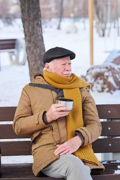 Літній чоловік п'є чай надворі — стокове фото