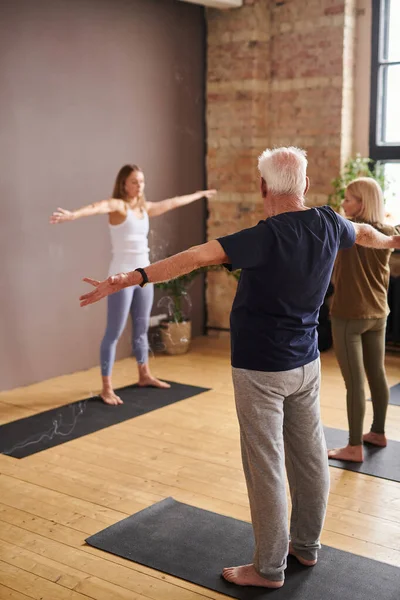 Szkolenie instruktorów seniorów w klasie — Zdjęcie stockowe