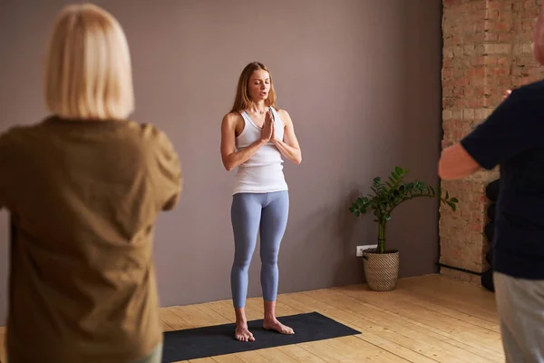 Istruttore di fitness con lezione di yoga — Foto Stock
