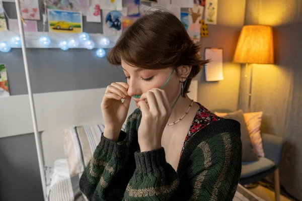 Mladá žena dýchá s kyslíkovou trubicí — Stock fotografie