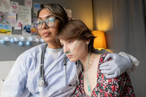 Verpleegster ondersteunt het meisje tijdens haar ziekte — Stockfoto