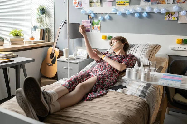 Больная женщина лежит на больничной койке — стоковое фото