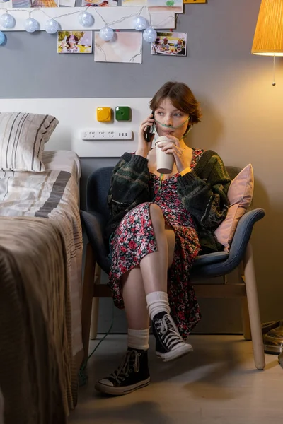 Nemocný dospívající dívka mluví na mobilním telefonu v nemocnici oddělení — Stock fotografie