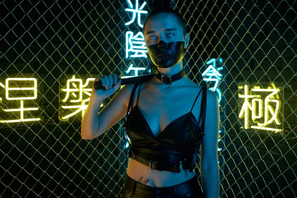 Giovane donna cyborg con frusta nera sulla spalla — Foto Stock