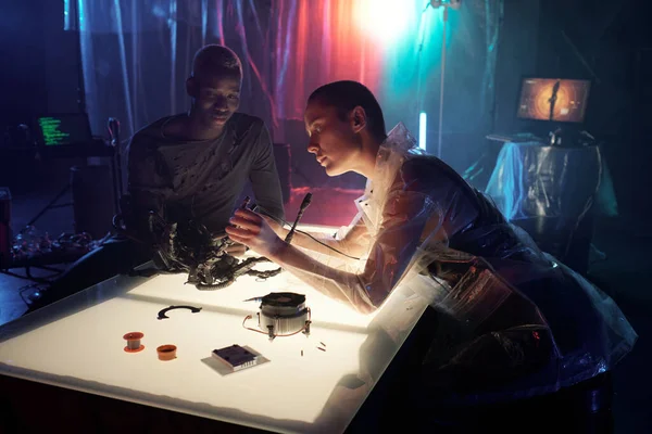 Giovani cyberpunk maschi e femmine che lavorano con apparecchiature elettroniche — Foto Stock