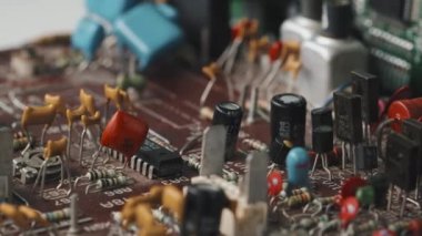 Yazılı devre kartının birçok elektronik bileşeni olan görüntüsünü kapat