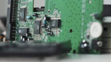 Çeşitli elektronik bileşenleri olan baskılı devre kartının görüntüsünü kapat