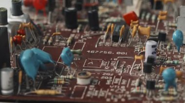 Çoklu elektronik bileşenli baskılı devre kartının makro görüntüsü